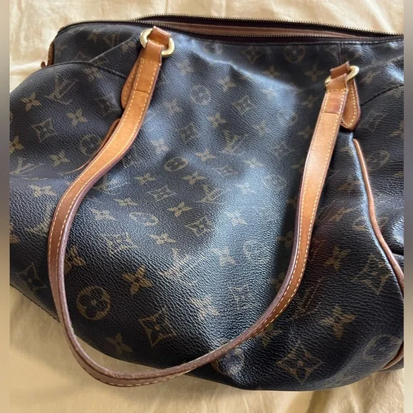 Louis Vuitton Totally MM Tote Bag - Picture 3 of 16